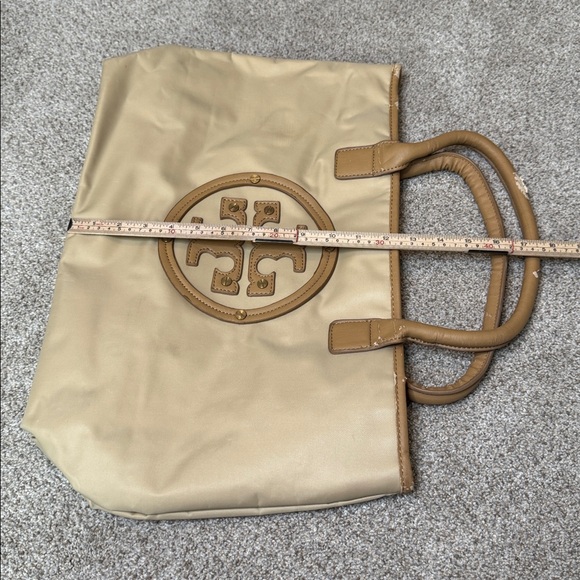 Tory Burch | Ella Recycled Nylon Material Tote Bag in Tan & Cream - Picture 8 of 14